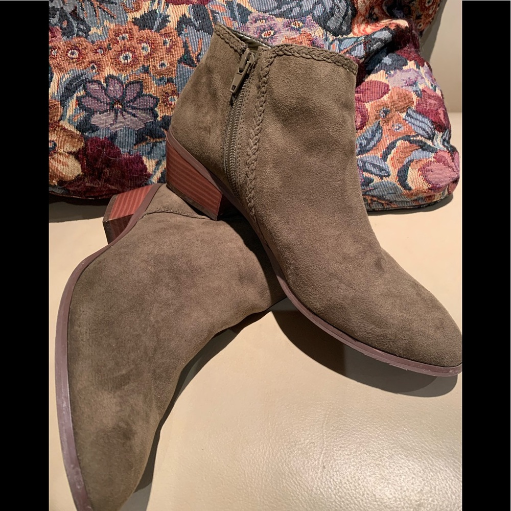Expressions size 9 moss green bootie
